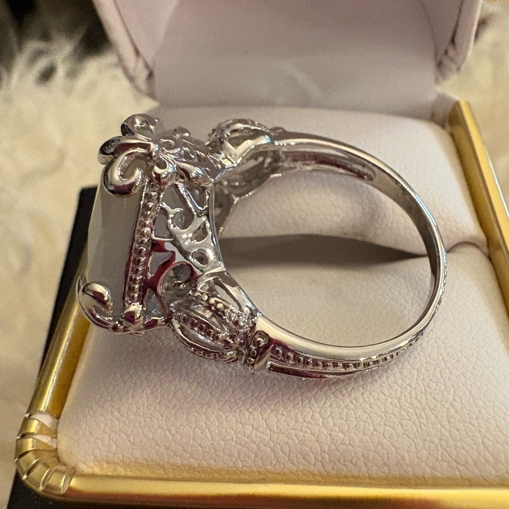 Elegant Silver and Moonstone Ring - Picture 3 of 4